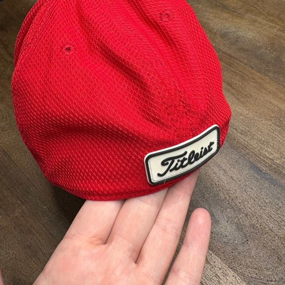 TITLEIST Golf Hat Mens M/L Red A-Flex Mesh Structured Logo Performance Cap - Picture 3 of 6